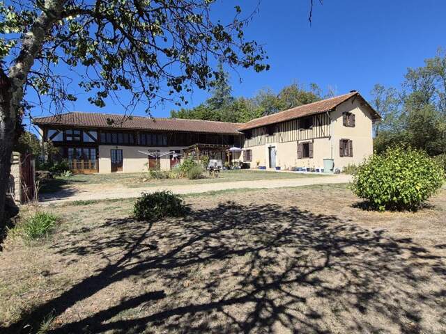 À vendre, proche de Trie-sur-Baïse: Charmante maison gasconne des années 1860 avec gîte, atelier, hangar/grange et grenier, située dans un jardin paysager de 2 109 m2. Situation rurale paisible — photo du bien