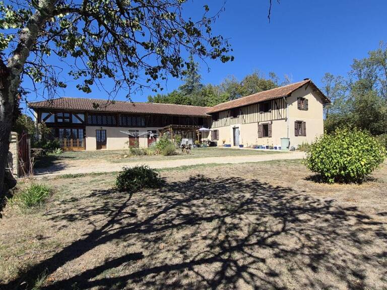 À vendre, proche de Trie-sur-Baïse: Charmante maison gasconne des années 1860 avec gîte, atelier, hangar/grange et grenier, située dans un jardin paysager de 2 109 m2. Situation rurale paisible — photo 1
