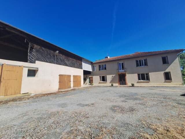 Propriété rurale exceptionnelle à vendre en exclusivité dans les Hautes-Pyrénées: une ancienne ferme avec maison 5 chambres, lac, terrain privé de 15 hectares,  hangars, et un gîte 3 chambres — photo du bien