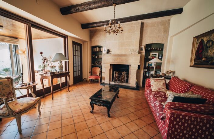 Lançon-de-Provence – Maison de charme T5 de 150 m² avec patio, terrasse panoramique, studio et garage — photo 5