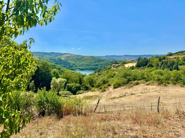 CORDELLE (42) CORPS DE FERME EN PIERRE AVEC VUE EXCEPTIONNEL - 6.8 Ha DE TERRAIN LIBRE - DEPENDANCES — photo 1