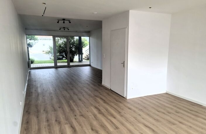 Dpt Charente Maritime (17), A Louer ST-PIERRE D'OLERON idéalement située en cœur de ZAE Local commercial de 48m² — photo 3