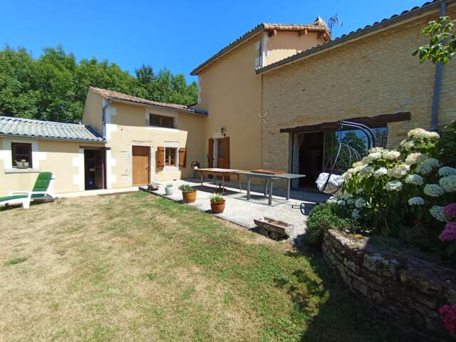 SAIVRES (79) À VENDRE – MAISON DE CARACTÈRE EN PLEINE CAMPAGNE 195 m² -6P- 3249 m² de terrain arboré — photo du bien