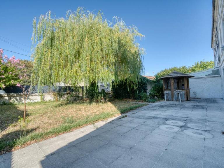 Rareté et cachet pour cet ancien prieuré du XVIIIᵉ siècle de 242 m² en vente à Saintes (17100) — photo 1