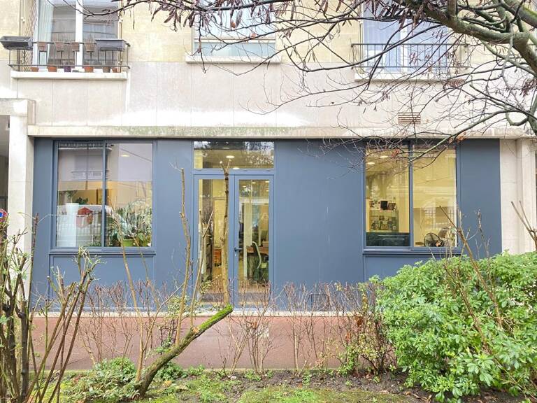 Corpimmo vous propose en exclusivité la vente d'une surface commerciale de 78 m² (carrez) de plain pied traversante, accessibilité PMR, HSP de plus de 3 mètres, à 5 mins du métro — photo 1