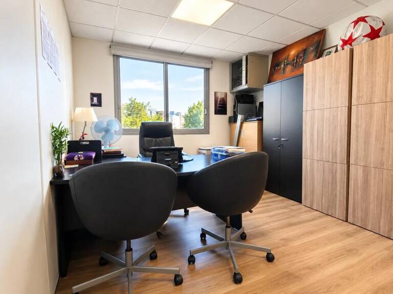 Bureaux à vendre à Issy-les-Moulineaux à proximité immédiate du tramway T2 et de la future ligne 15 du Grand Paris Express — photo 1