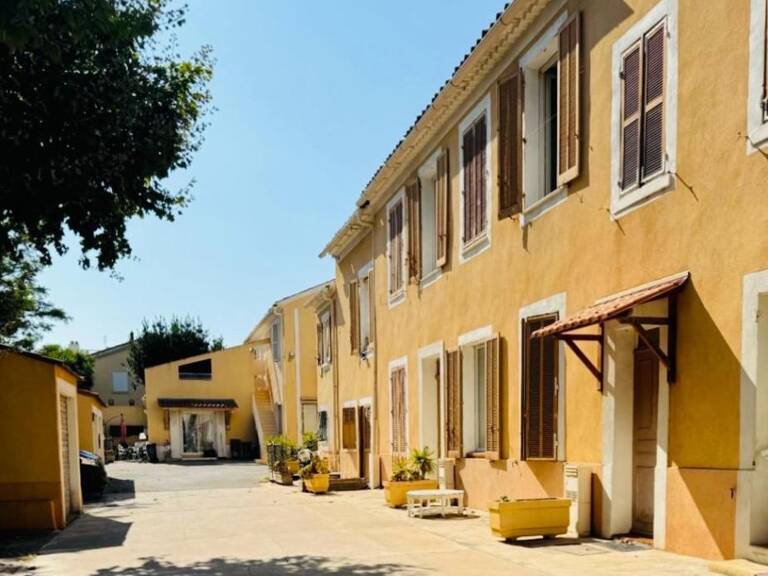 T2 AU CALME AVEC PARKING PRIVATIF, PROCHE ARSENAL ET AXES AUTOROUTIERS — photo 1