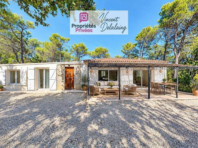 Maison familiale de plain pied sur grand terrain avec piscine — photo du bien
