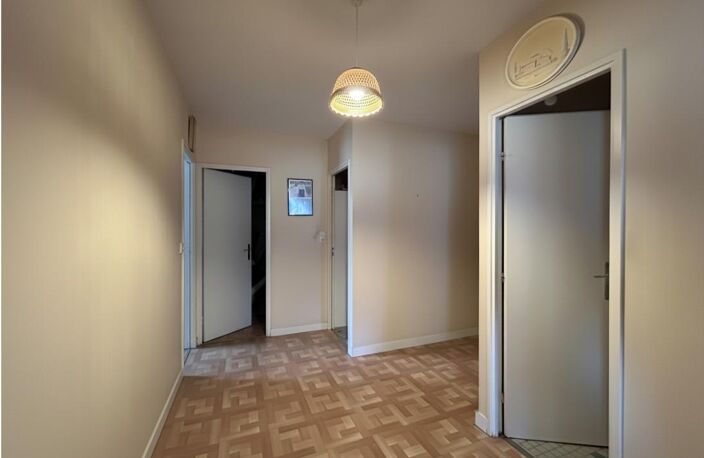 POITIERS  TOUFFENET - APPARTEMENT T2 DE 63,91 m² AVEC LOCATAIRE EN PLACE - CAVE + PARKING — photo 2