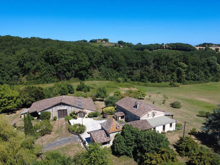 Corps de ferme de caractère avec seconde habitation sur plus de 24 hectares — photo 1