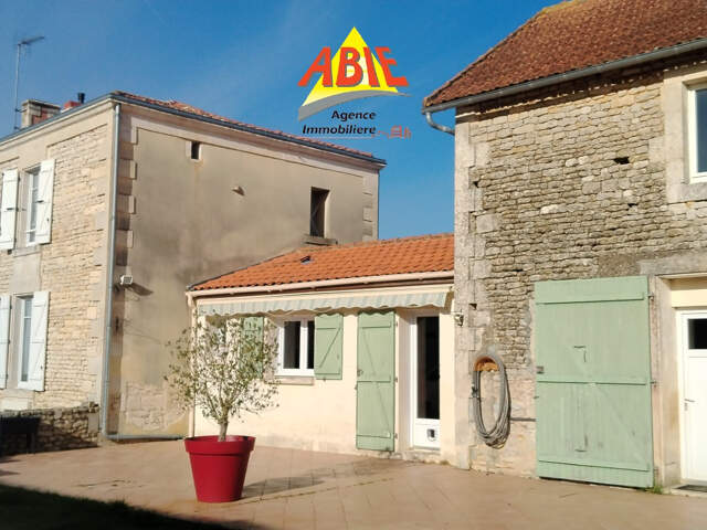 Maison en pierres de 180m2 sur plus de 2 hectares de terrain — photo du bien