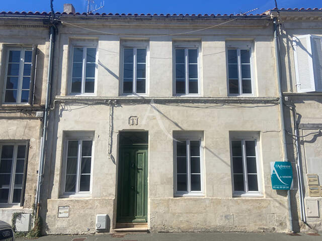 Maison de ville à étage avec jardin et dépendances — photo du bien