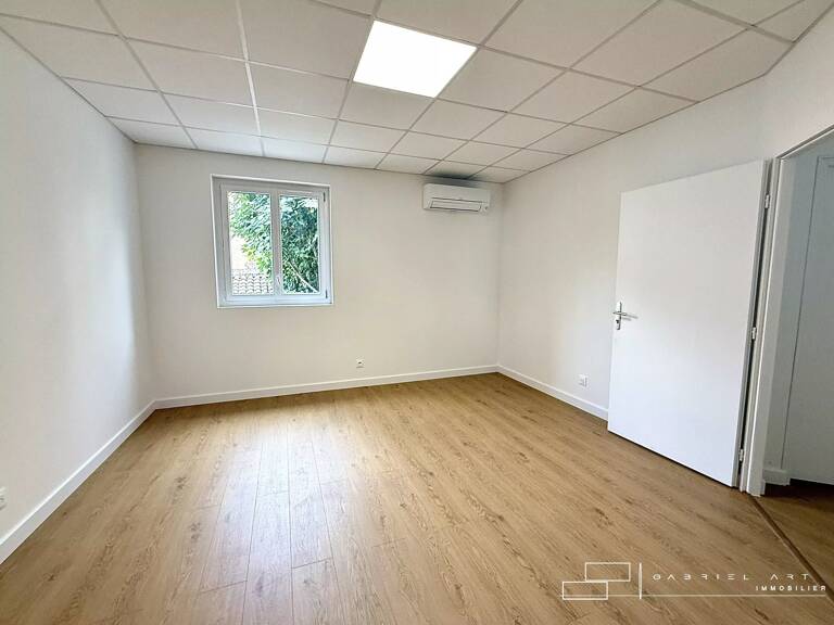 Local commercial — photo 1