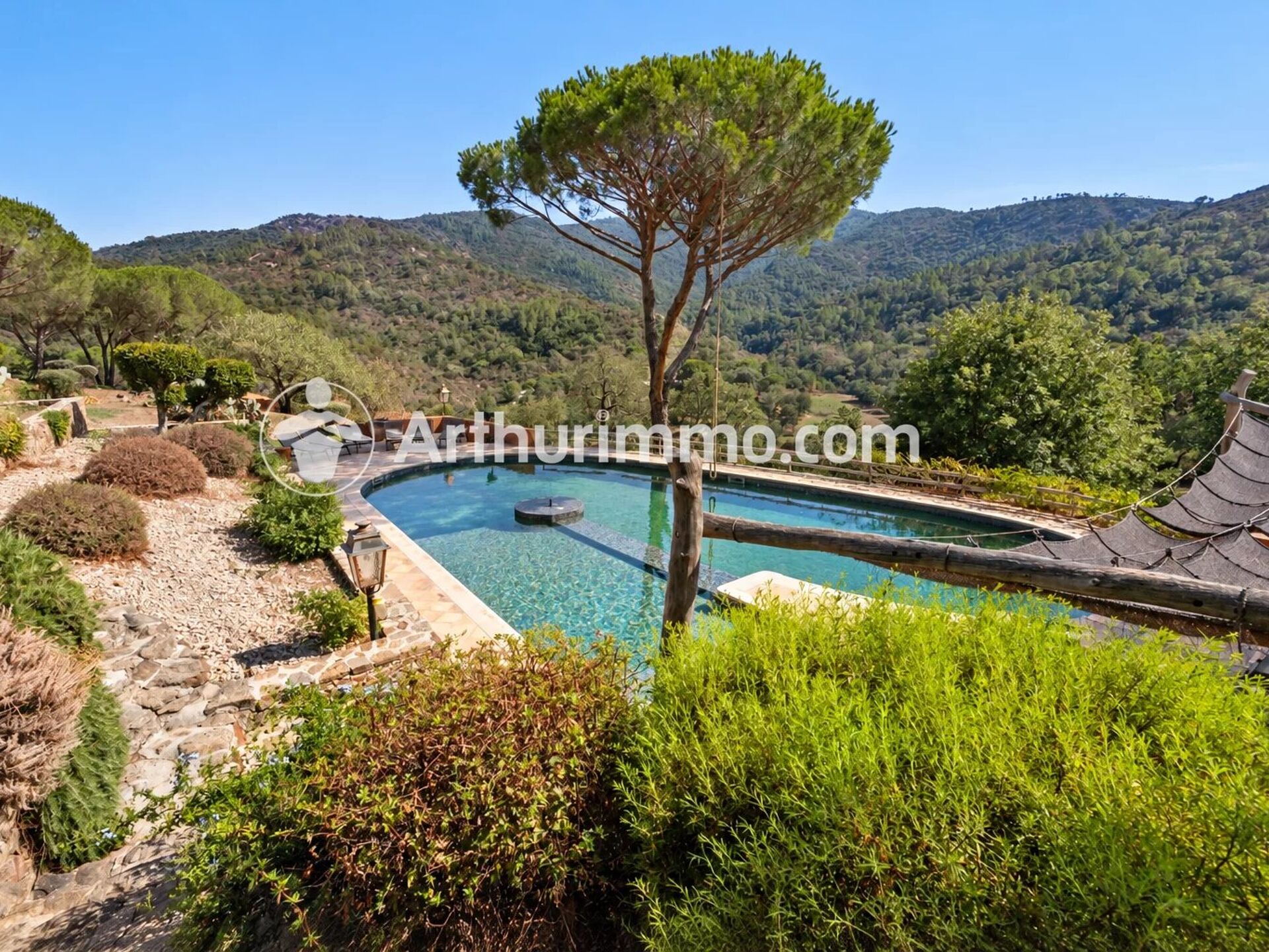 Maison 9 pièces 285 m² · à La Garde-Freinet · 285 m² · 2 392 000 €