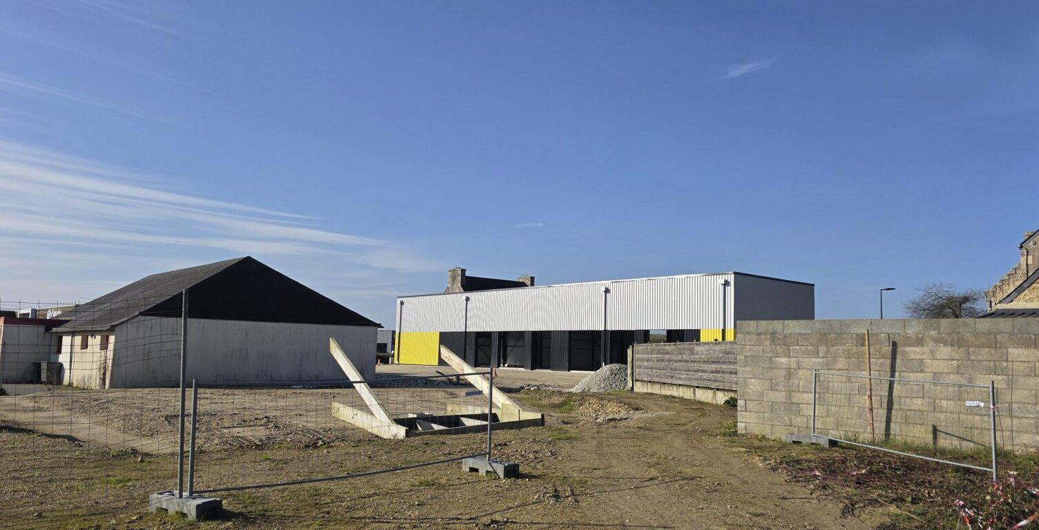 LOCAL COMMERCIAL INDEPENDANT DE 336 M2 EN ZONE COMMERCIALE DYNAMIQUE — photo 1
