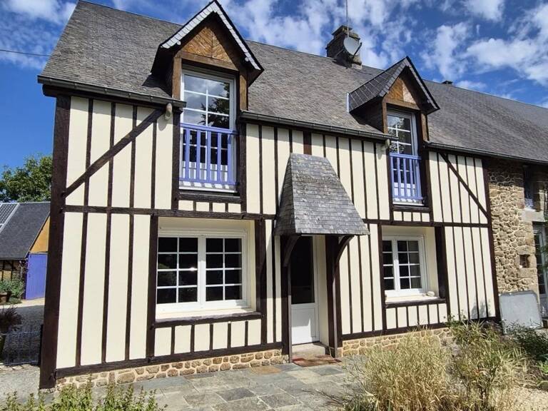 Maison indépendante en pierre habitable 4 chambres + garage + 2 dépendances sur un terrain de 1737m2 proche de Le Teilleul — photo 1