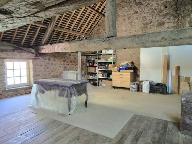 Maison indépendante en pierre habitable 4 chambres + garage + 2 dépendances sur un terrain de 1737m2 proche de Le Teilleul — photo du bien