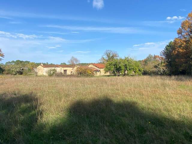 Magnifique terrain constructible avec corps de ferme, très bonne accessibilité, au calme, bordé de forêts. — photo du bien