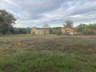 Magnifique terrain constructible avec corps de ferme, très bonne accessibilité, au calme, bordé de forêts. — photo 2