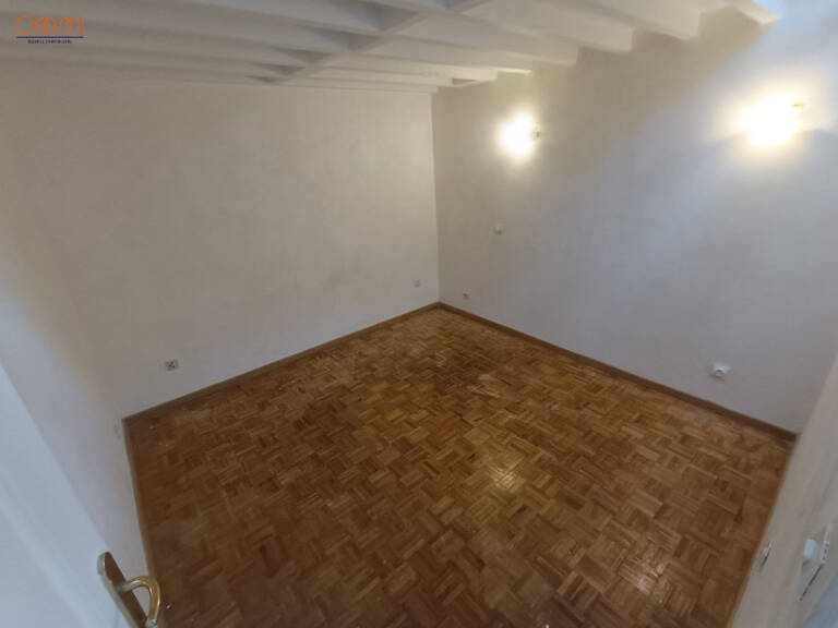 T3 atypique avec bureau et parking — photo 1