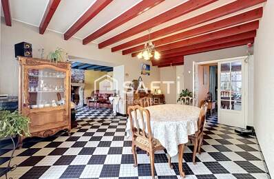 Maison de caractère de 220 m² au cœur de la cité médiévale de Saint-Loup-Lamairé avec studio indépendant, garage et dépendances. — photo du bien
