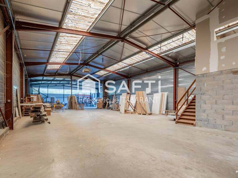 Entrepôt de 600 m2 avec 2 entrées et bureau — photo 1