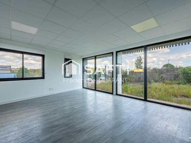 BUREAUX / SHOWROOM  85 m²  ESPACE MODERNE ET LUMINEUX — photo du bien