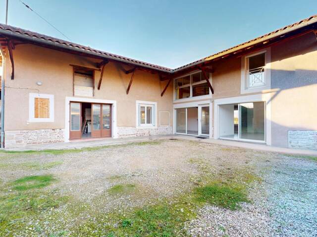 Vieux corps de ferme rénovée de 160 m² avec dépendances sur un grand terrain de 2248 m² — photo du bien