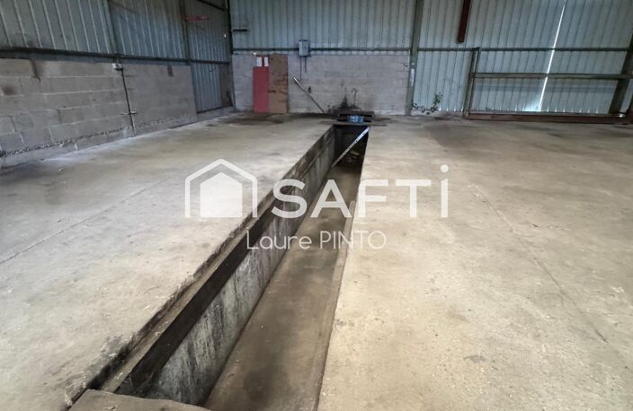 Terrain avec bâtiments dans zone industrielle — photo 2