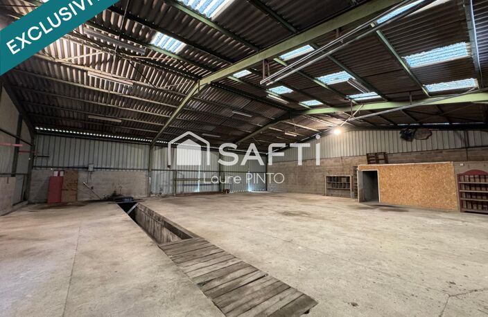 Terrain avec bâtiments dans zone industrielle — photo 3