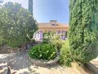 Grande maison familiale avec jardin et piscine dans un environnement calme — photo 2