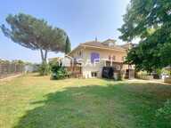 Grande maison familiale avec jardin et piscine dans un environnement calme — photo 3