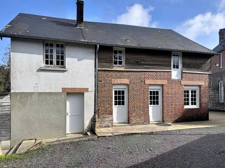 Maison de bourg avec jardin, non mitoyenne, de plus de 110 m². Garage, grand carport - fort potentiel. — photo 1