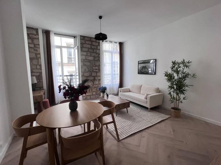 Marais : studio 32m² refait à neuf, cachet pierre — photo 1