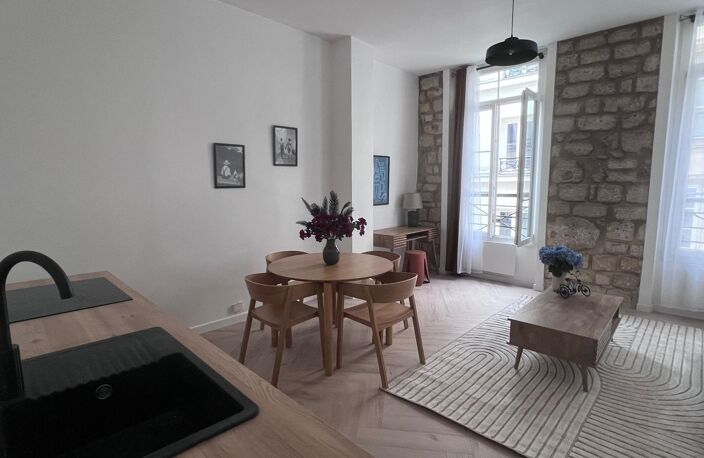 Marais : studio 32m² refait à neuf, cachet pierre — photo 2