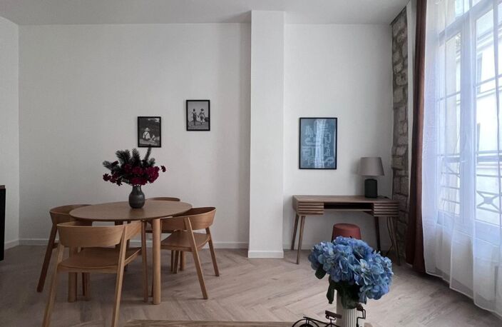 Marais : studio 32m² refait à neuf, cachet pierre — photo 4