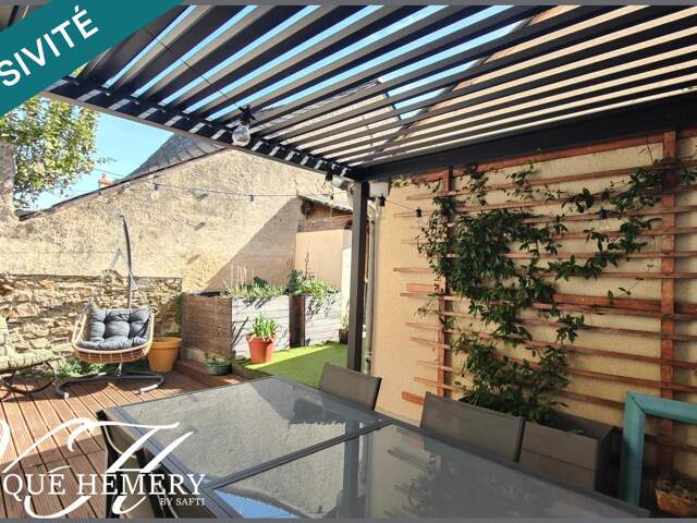 Ancienne de village avec cour aménagée agrémentée de sa pergola et son garage — photo du bien