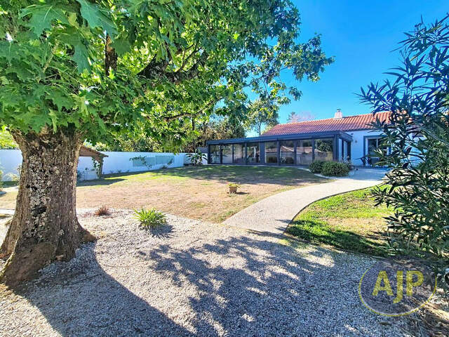 Maison Montaigu Vendee 5 pièce(s) 151 m2 — photo du bien