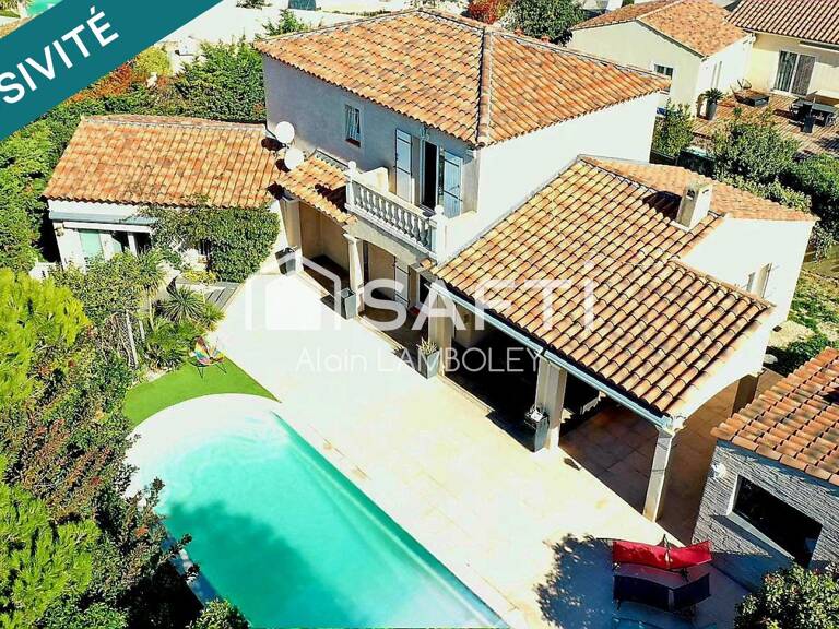 "Spacieuse villa avec piscine, cadre résidentiel prisé" — photo 1
