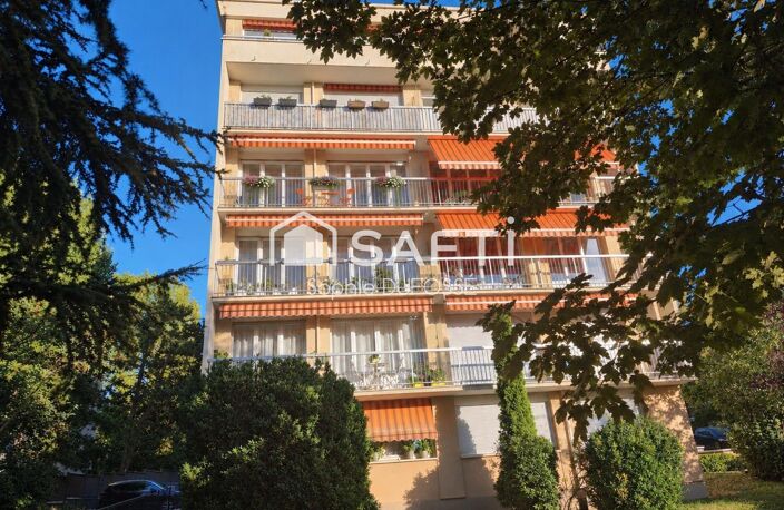 Proche commerces et gare, Appartement T3 de 63,02 m2 avec balcon filant,  cave et place de parking intérieure — photo 2
