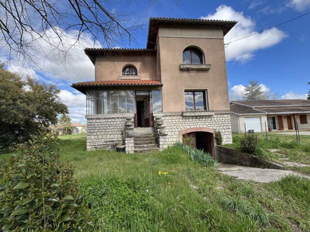 Maison de caractère à proximité du centre — photo du bien