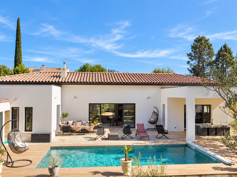 Villa contemporaine de plain-pied avec piscine située à Bagard — photo 1