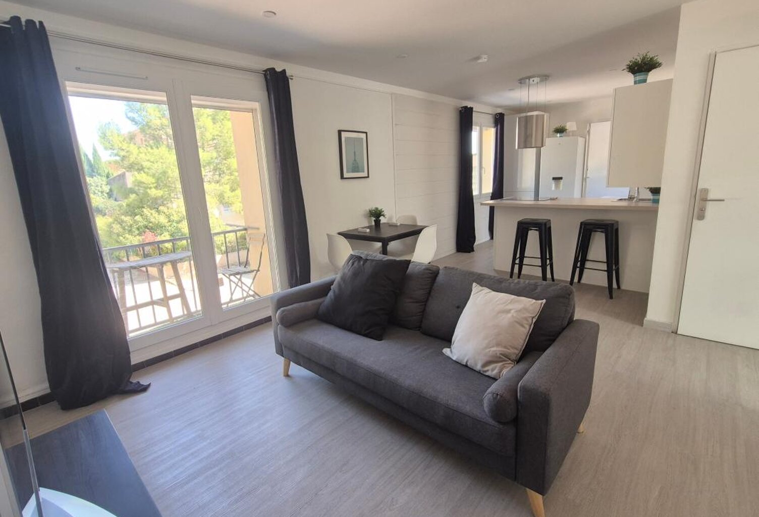 À LOUER – APPARTEMENT MEUBLÉ – SALON-DE-PROVENCE — photo 1