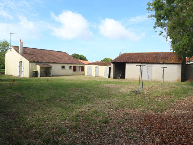 DEPENDANCE SUR MAGNIFIQUE TERRAIN CONSTRUCTIBLE DE 481 M2 . — photo du bien