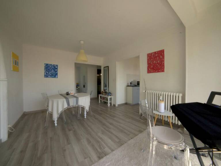 APPARTEMENT - T5 - CENTRE VILLE - CLIMATISE — photo 1