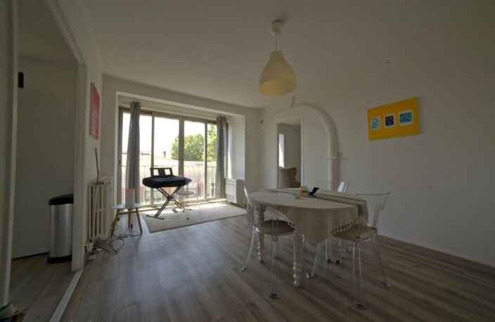 APPARTEMENT - T5 - CENTRE VILLE - CLIMATISE — photo 2