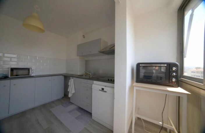 APPARTEMENT - T5 - CENTRE VILLE - CLIMATISE — photo 4