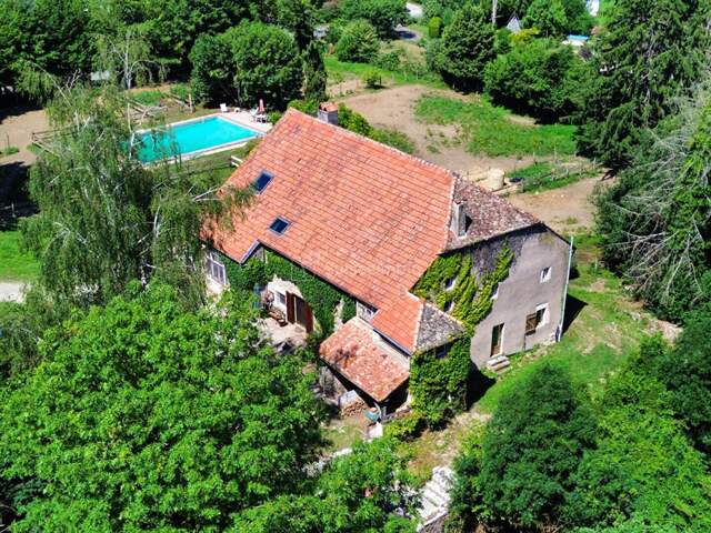 Maison de caractère avec piscine aux portes de Besançon — photo du bien