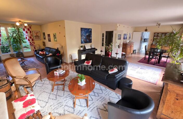 SAINT-PRIX, VAL D’OISE (95) : Propriété de 230 m² habitables (255 m² au sol) - 9 pièces principales - 7 chambres - 3 garages – Piscine – Préau – Abri de jardin - Cave – Parcelle de 1 656 m² — photo 4