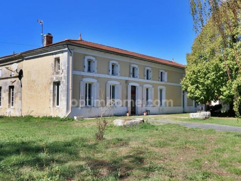 Maison charentaise à vendre à Plassac 17240 – 223,84 m² avec deux dépendances de 45 et 52 m² et terrain de 5 625 m² — photo 1